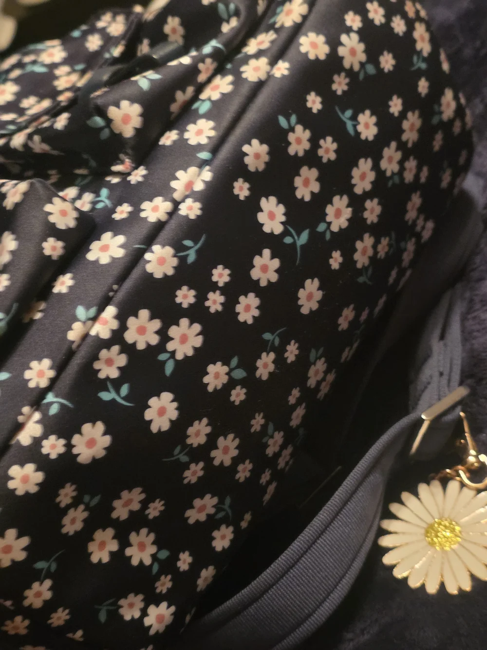 kate ♠️ spade CARLY Flap In Navy/ Daisy Pattern Backpack EUC